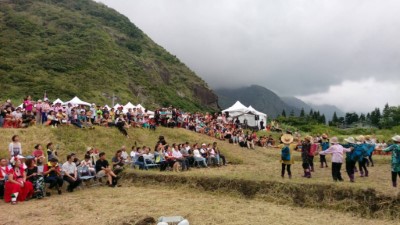 「2018森川里海濕地藝術季」在石梯坪64Ｋ水梯田熱鬧開幕登場，現場興會貴賓眾多。 (1)